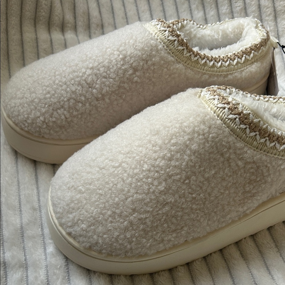 Women's Cream Sherpa Slip-On Cozy Slippers - Picture 4 of 4